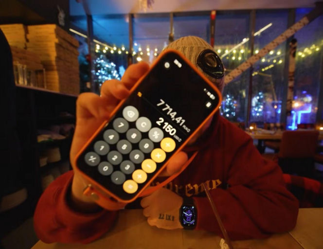 Książulo zapłacił prawie 8 tys. złotych za najdroższą pizzę na świecie. To co w niej znalazł obrzydziło internautów