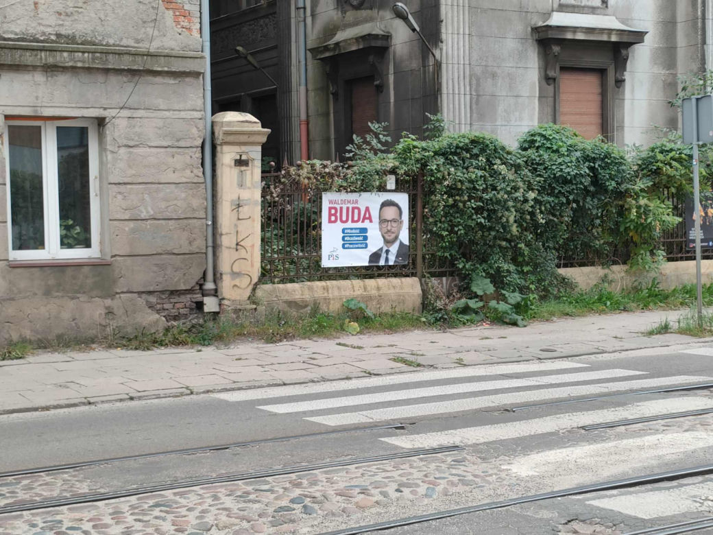 Łódź tonie w plakatach wyborczych. Kto jest odpowiedzialny za ich późniejsze usunięcie?