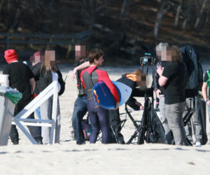 Maciej Musiał nad morzem z deską