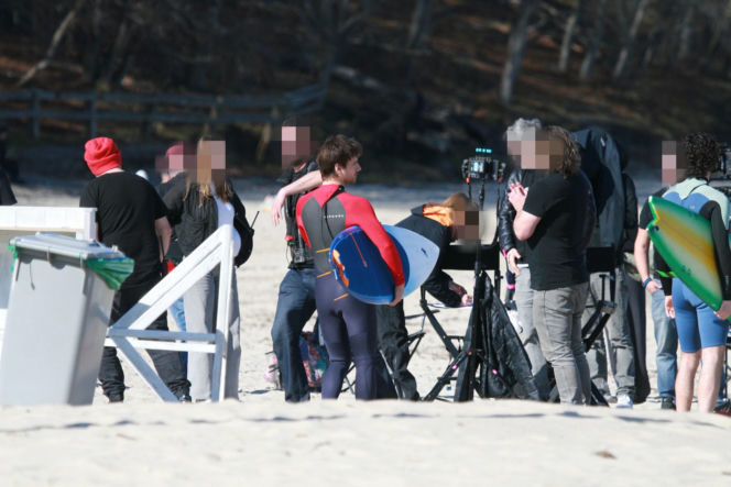 Maciej Musiał nad morzem z deską