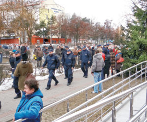 Gdy policja prowadziła morderczynię, tłum krzyczał: Na szubienicę z nią!