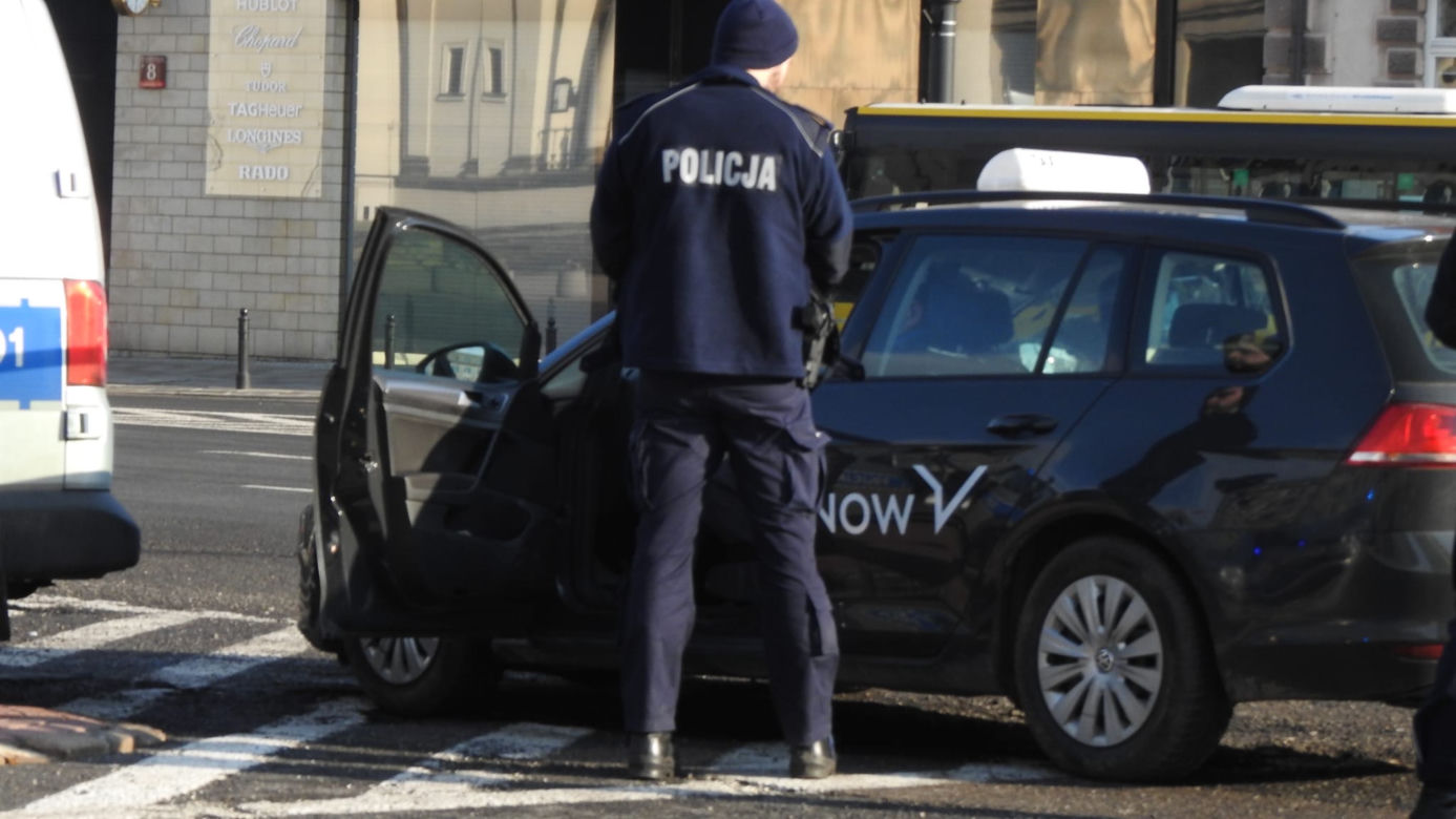 Taksówkarz bez prawka huknął w radiowóz