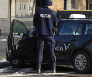Taksówkarz bez prawka huknął w radiowóz
