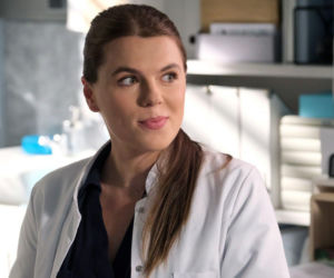 M jak miłość, odcinek 1905. Alicja Krajewska (Marlena Jonasz), Tadeusz (Bartłomiej Nowosielski)