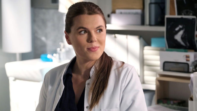 M jak miłość, odcinek 1905. Alicja Krajewska (Marlena Jonasz), Tadeusz (Bartłomiej Nowosielski)