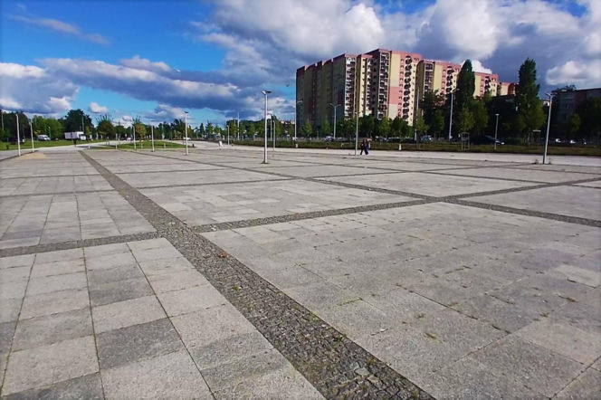 Plac przed Netto Areną przed zmianami