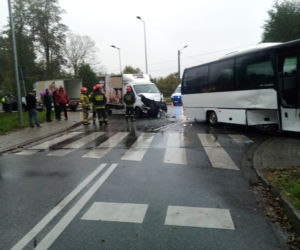 Zderzenie busa z samochodem dostawczym w Nowych Żukowicach