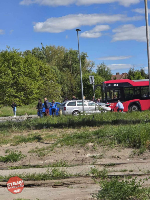 Stargard: 12 poszkodowanych po zderzeniu autobusu z samochodami. WIDEO z monitoringu