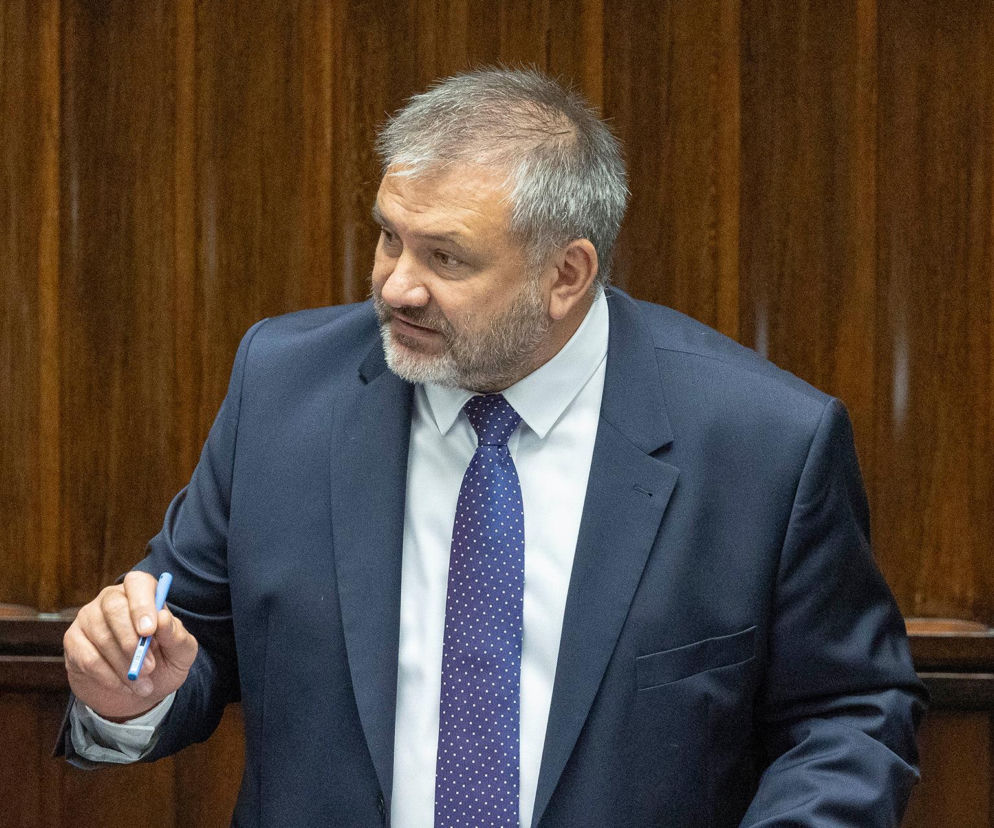 Minister sprawiedliwości Waldemar Żurek przemawia, trzymając niebieski długopis. O zapowiedziach zmian pisze SE Polityka.