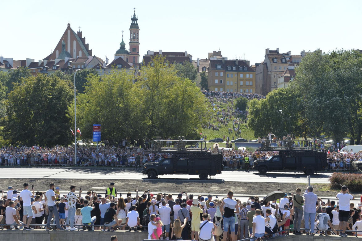 Święto Wojska Polskiego w Warszawie. Tłumy przyszły obejrzeć defiladę