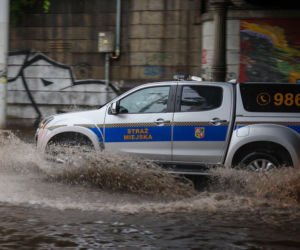 Wrocław pod wodą! Tramwaje stoją, ulice zamieniły się w rzeki