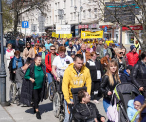 Marsz Godności Osób Niepełnosprawnych w Białymstoku. Ponad tysiąc osób przeszło ulicami miasta