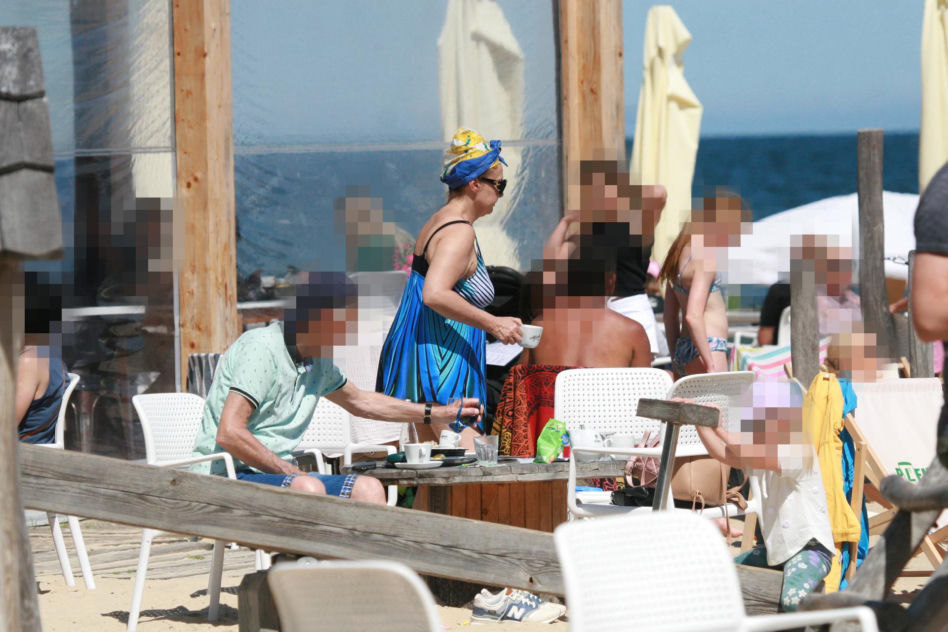 Justyna Sieńczyłło na plaży