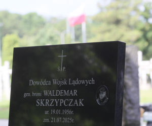 Grób gen. Skrzypczaka w pierwszą rocznicę śmierci