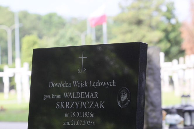 Grób gen. Skrzypczaka w pierwszą rocznicę śmierci