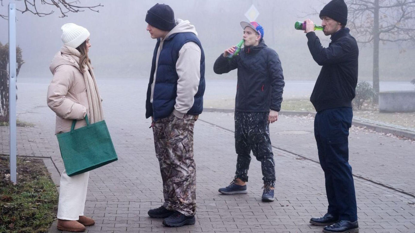 Barwy szczęścia odc. 3183. Kasia (Katarzyna Glinka), młody Leszek Szymański (Maciej Czerklański), Matecki (Daniel Antoniewicz), drugi kolega (Arkadiusz Kowalski) 