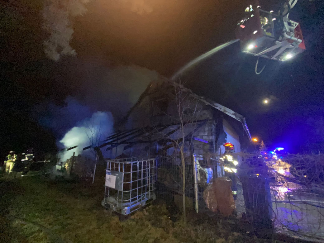 Pożar garażu i budynku w Cierpicach pod Toruniem. 10 zastępów straży w akcji