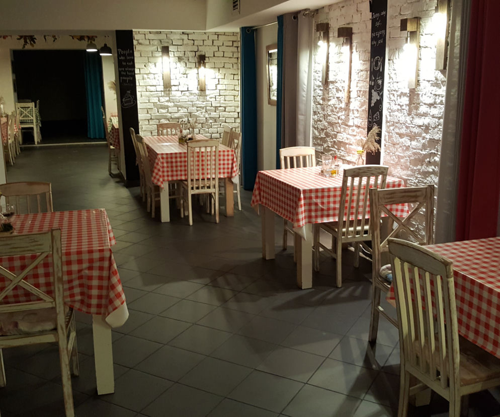 restauracja pusta