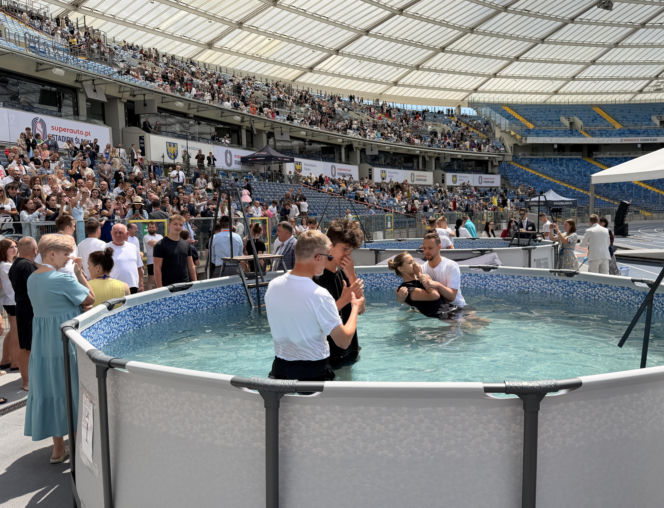 Tysiące ludzi szuka swojego szczęścia na stadionie. Kongres Świadków Jehowy przyciągnął tłumy