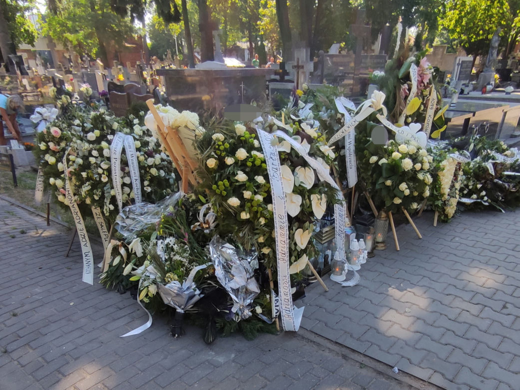 Przepiękny pomnik i morze białych kwiatów upamiętnia śmierć rodziny z Włocławka