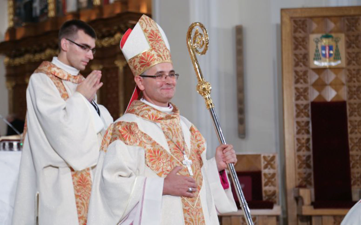 PAZERNY KSIĄDZ RZUCIŁ KLĄTWĘ NA PARAFIAN. A ONI UWIERZYLI.