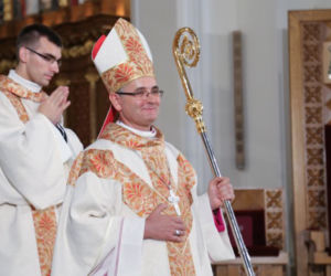 PAZERNY KSIĄDZ RZUCIŁ KLĄTWĘ NA PARAFIAN. A ONI UWIERZYLI.
