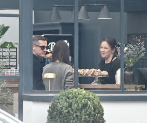 Marcin Mroczek z dziewczyną w cukierni