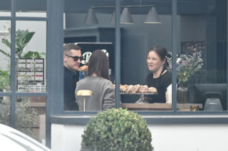 Marcin Mroczek z dziewczyną w cukierni