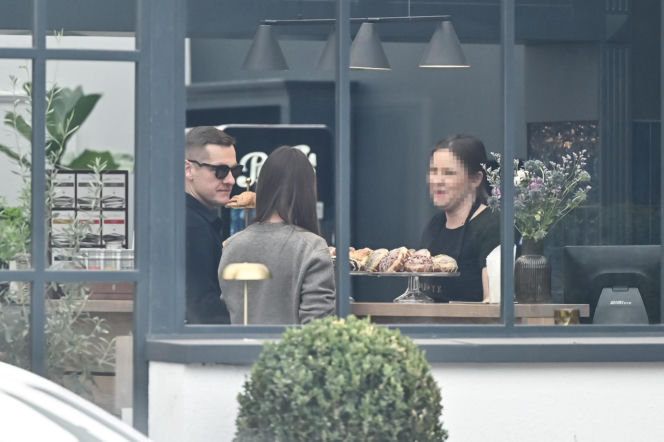 Marcin Mroczek z dziewczyną w cukierni