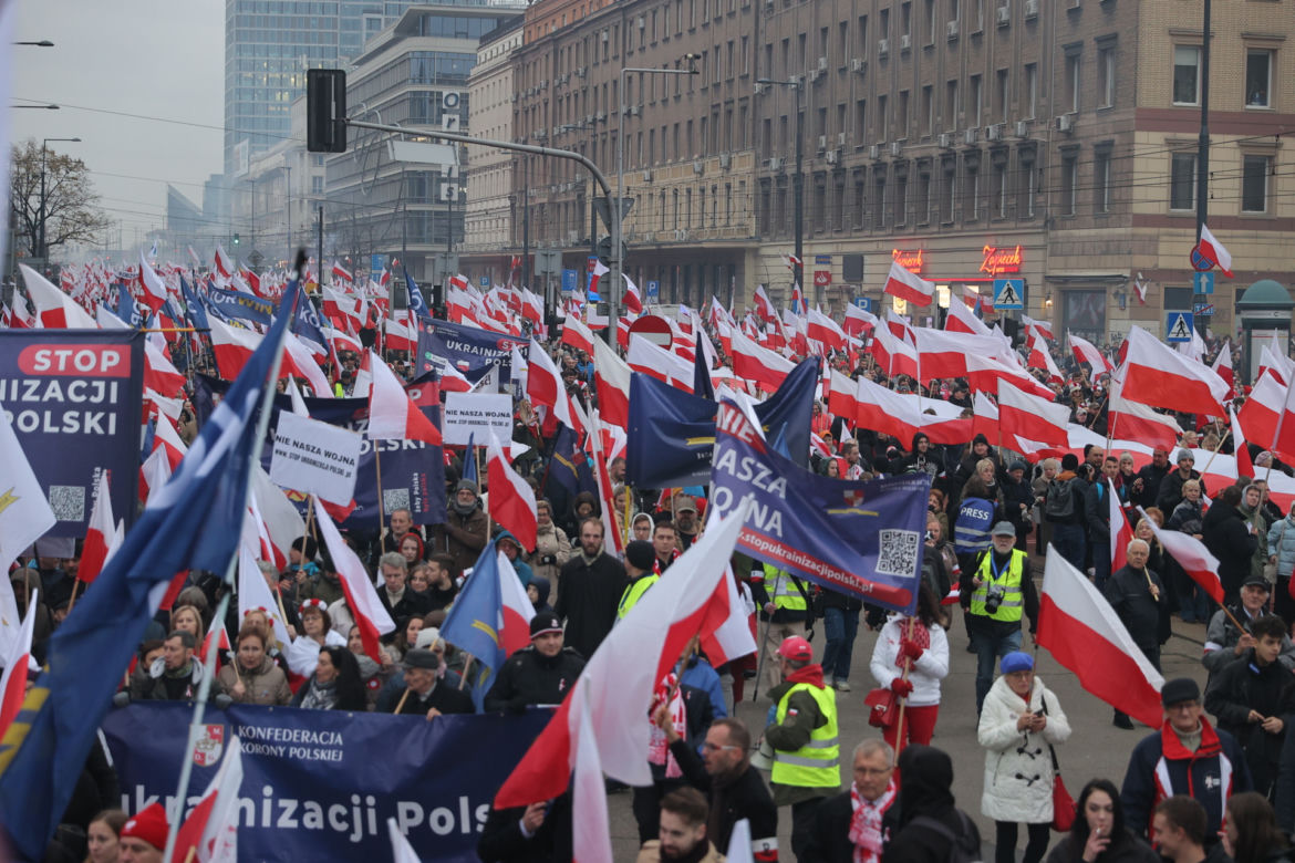 Morze flag na Marszu Niepodległości w Warszawie