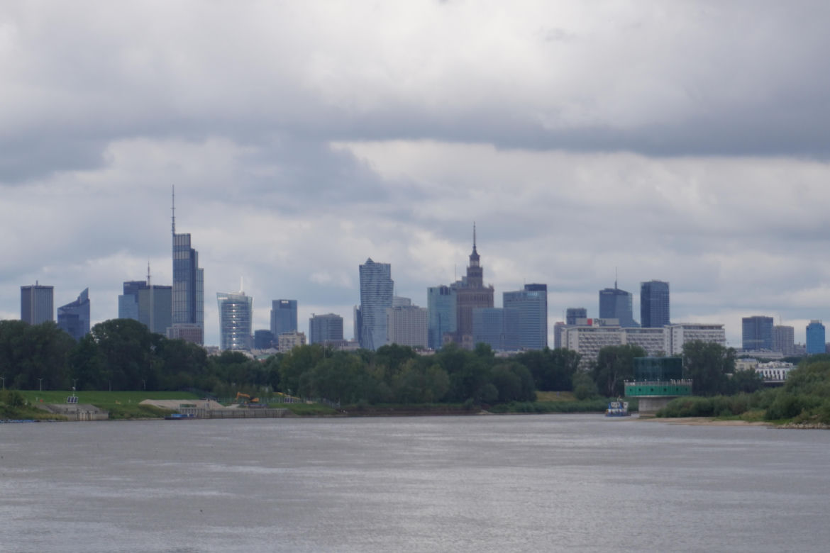 Taki, imponujący widok na centrum Warszawy rozpościera się z Wisły na wysokości działek
