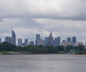 Taki, imponujący widok na centrum Warszawy rozpościera się z Wisły na wysokości działek