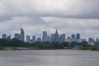 Taki, imponujący widok na centrum Warszawy rozpościera się z Wisły na wysokości działek