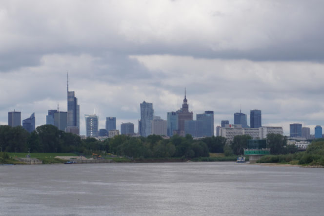 Taki, imponujący widok na centrum Warszawy rozpościera się z Wisły na wysokości działek