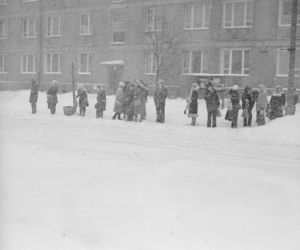 Góry śniegu na warszawskich ulicach! Tak wyglądała zima stulecia [ARCHIWALNE ZDJĘCIA]