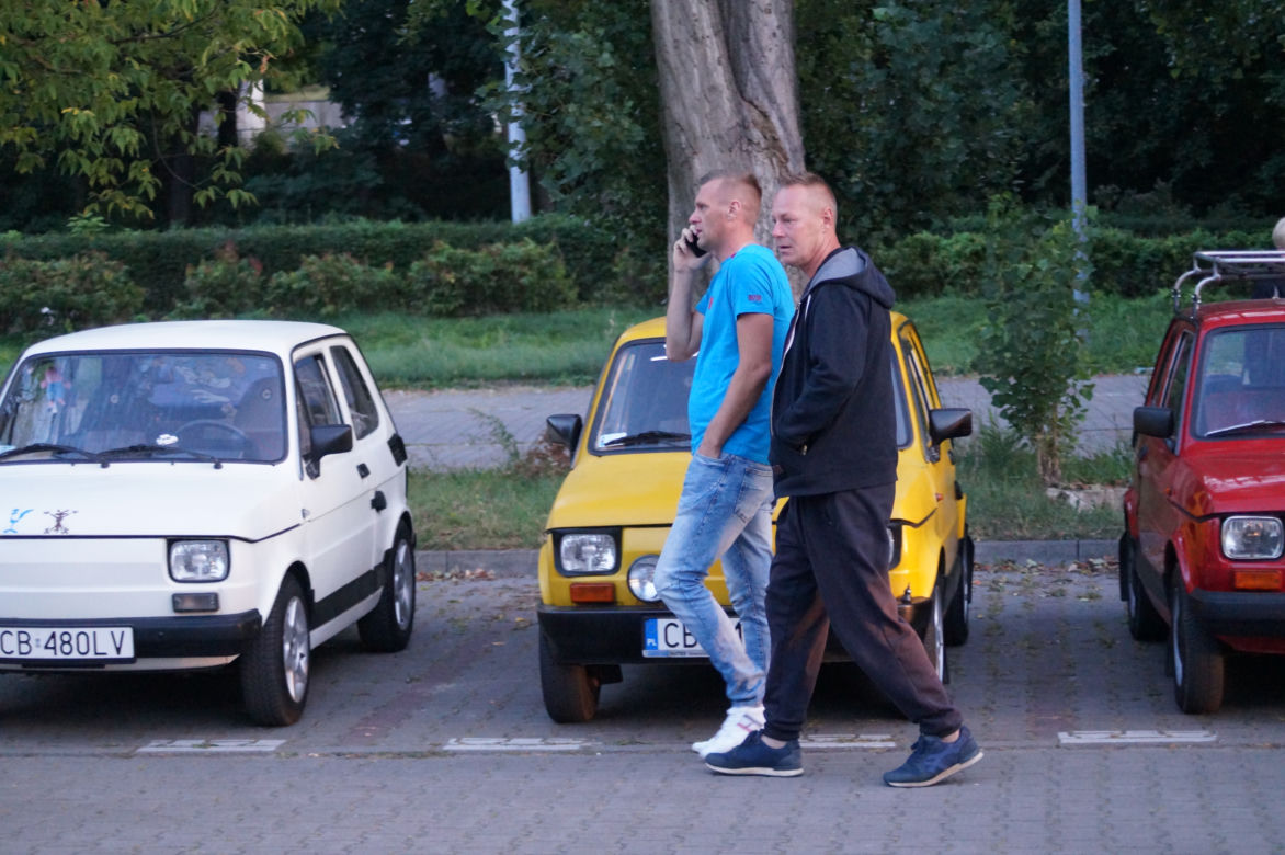 Bydgoskie Klasyki Nocą. Wyjątkowe auta zaparkowały pod Trobydem [ZDJĘCIA]