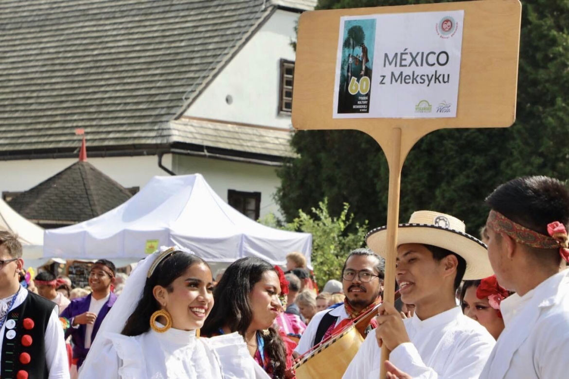 Rozpoczął się 60. jubileuszowy Tydzień Kultury Beskidzkiej. Przyjechało 20 zespołów z całego świata ZDJĘCIA, PROGRAM