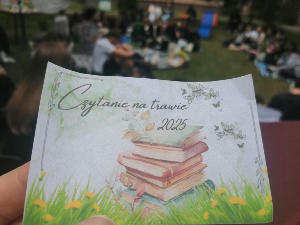 Czytanie na trawie w siedleckim Ekonomiku