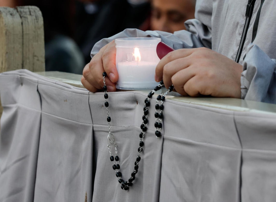 Modlitwa różańcowa za papieża Franciszka dzień po jego śmierci