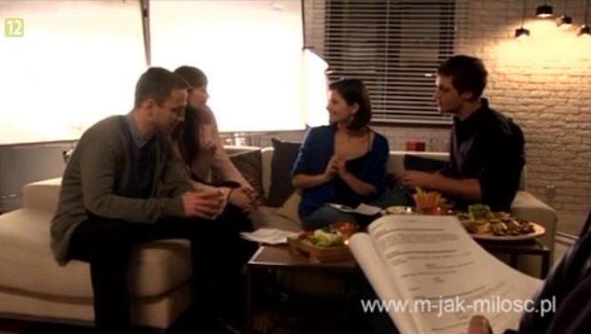 M jak miłość - kulisy serialu. Marcin (Mikołaj Roznerski), Wojtek (Mateusz Janicki), Kasia (Agnieszka Sienkiewicz), Janka (Joanna Osyda)