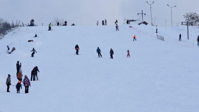 Tłumy narciarzy w bydgoskim Myślęcinku. Byliśmy na Stefanowym Stoku