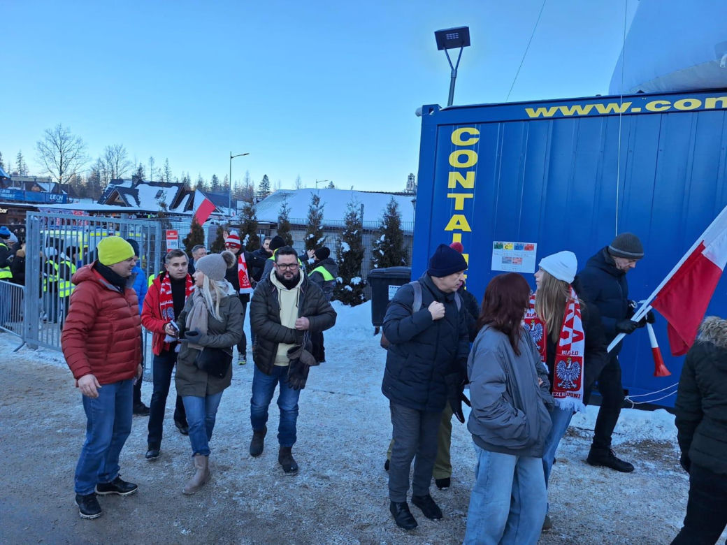 Tłumy kibiców w Zakopanem. Biało-czerwono pod Tatrami 