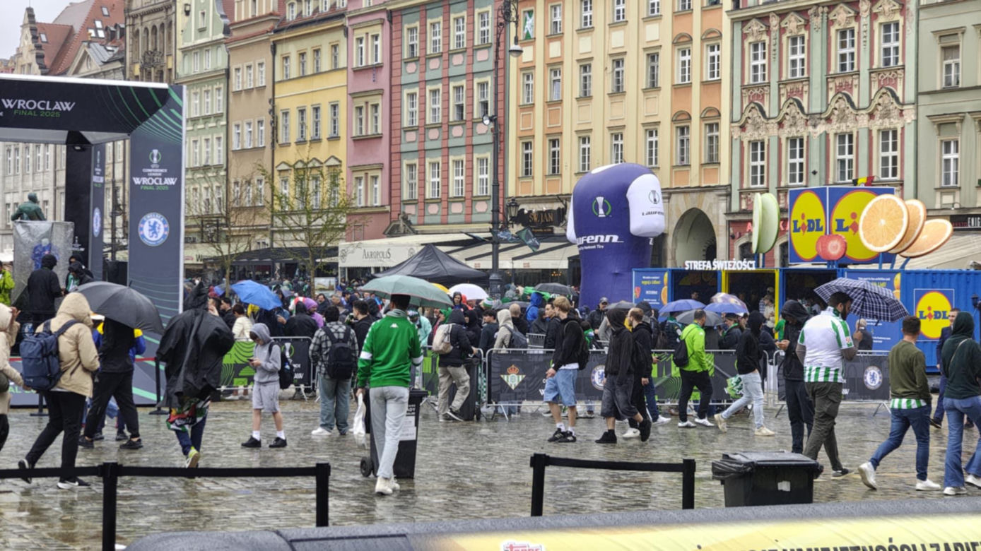 Gorąco przed finałem Ligii Konferencji we Wrocławiu. Tysiące kibiców na Rynku 