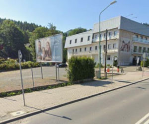 Reklamy zalewają ulice Szczyrku