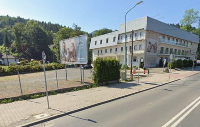 Reklamy zalewają ulice Szczyrku