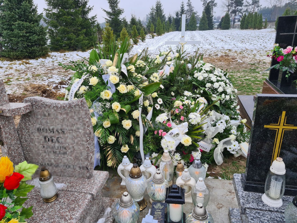  Dąbrówki: pogrzeb 17-letniej Pauliny. Rodzice pożegnali córkę, tuląc trumnę [ZDJĘCIA]