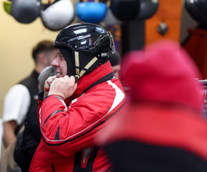 Poseł Wójcik szusuje w kasku