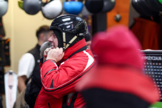 Poseł Wójcik szusuje w kasku