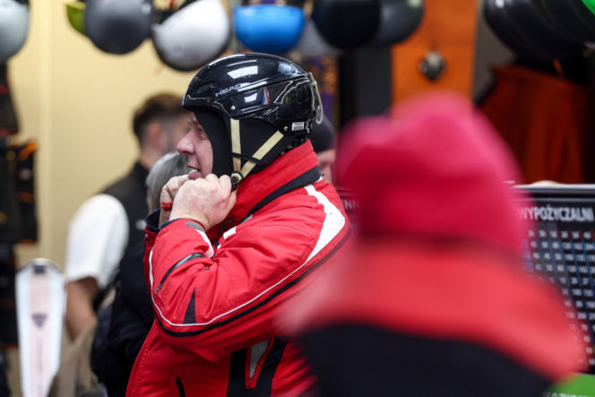 Poseł Wójcik szusuje w kasku