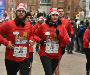 23. Festiwal Biegów Świętych Mikołajów w Toruniu. Zdjęcia ze starówki